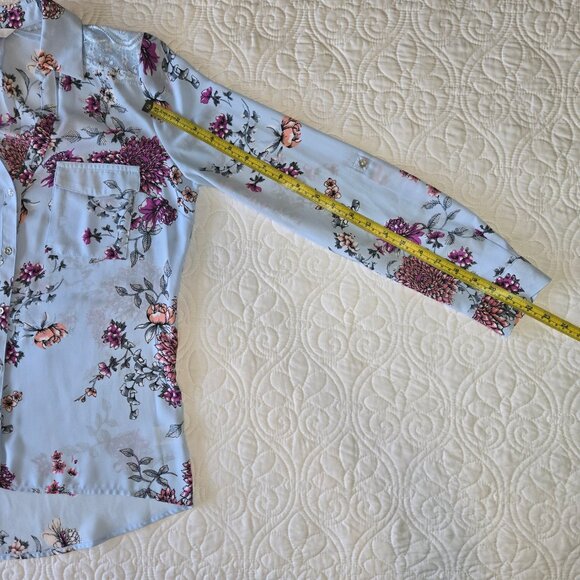 Candie's Floral and Lace Button Up Blouse Blue in a Misses size Small - Picture 10 of 13